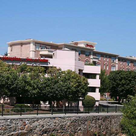 Hampton Inn & Suites Stamford Bagian luar foto