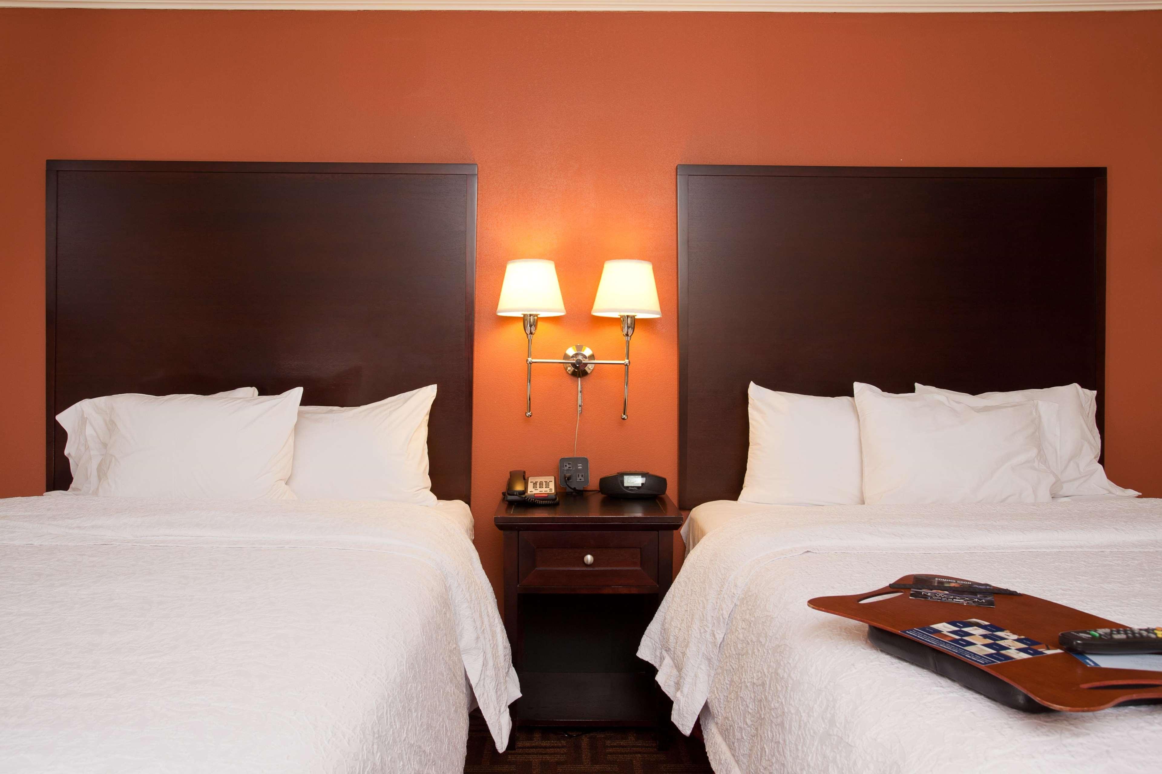 Hampton Inn & Suites Stamford Bagian luar foto