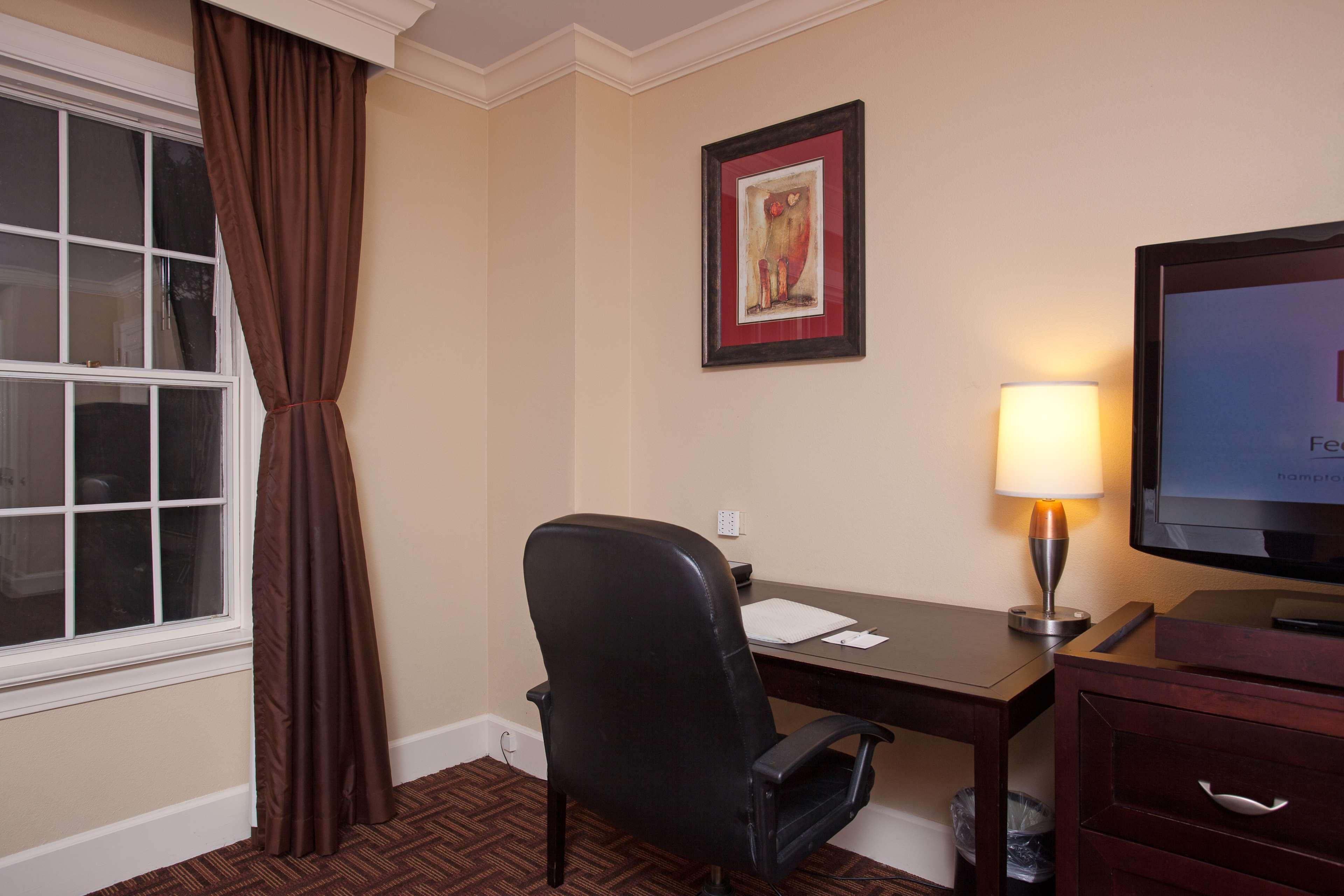 Hampton Inn & Suites Stamford Bagian luar foto