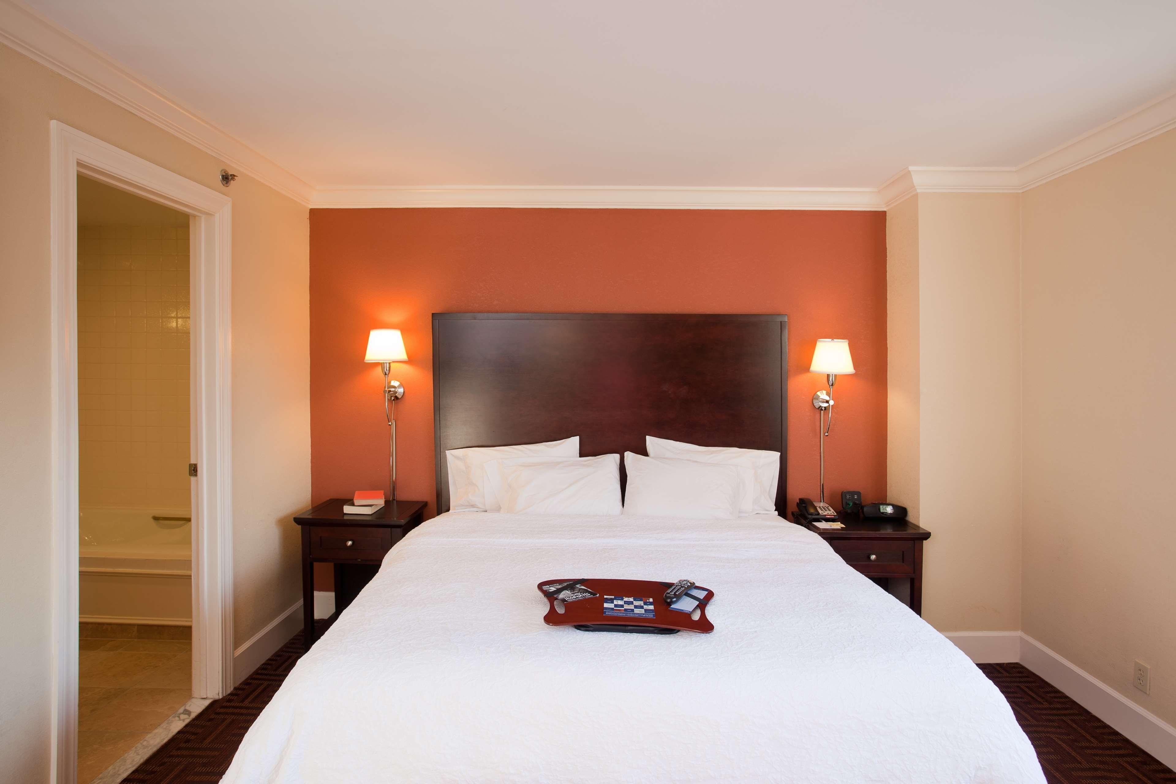 Hampton Inn & Suites Stamford Bagian luar foto