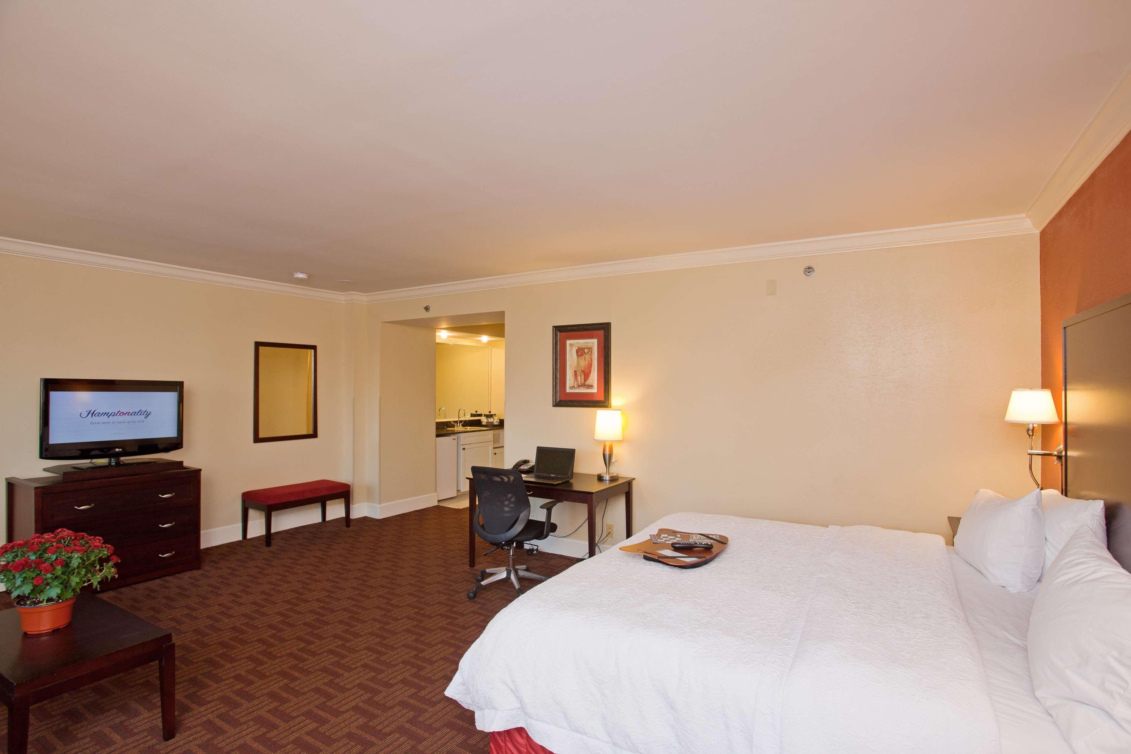Hampton Inn & Suites Stamford Bagian luar foto