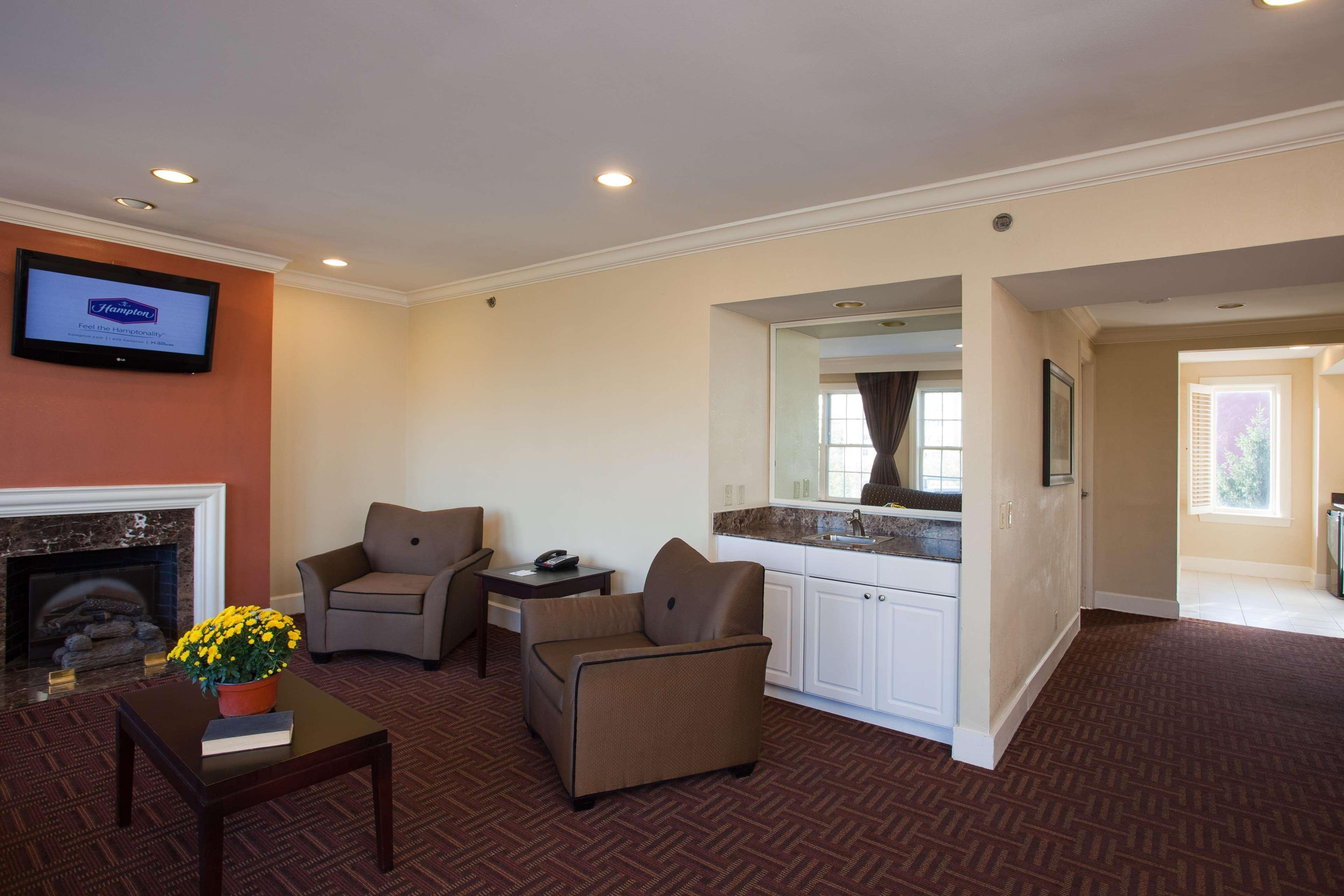 Hampton Inn & Suites Stamford Bagian luar foto