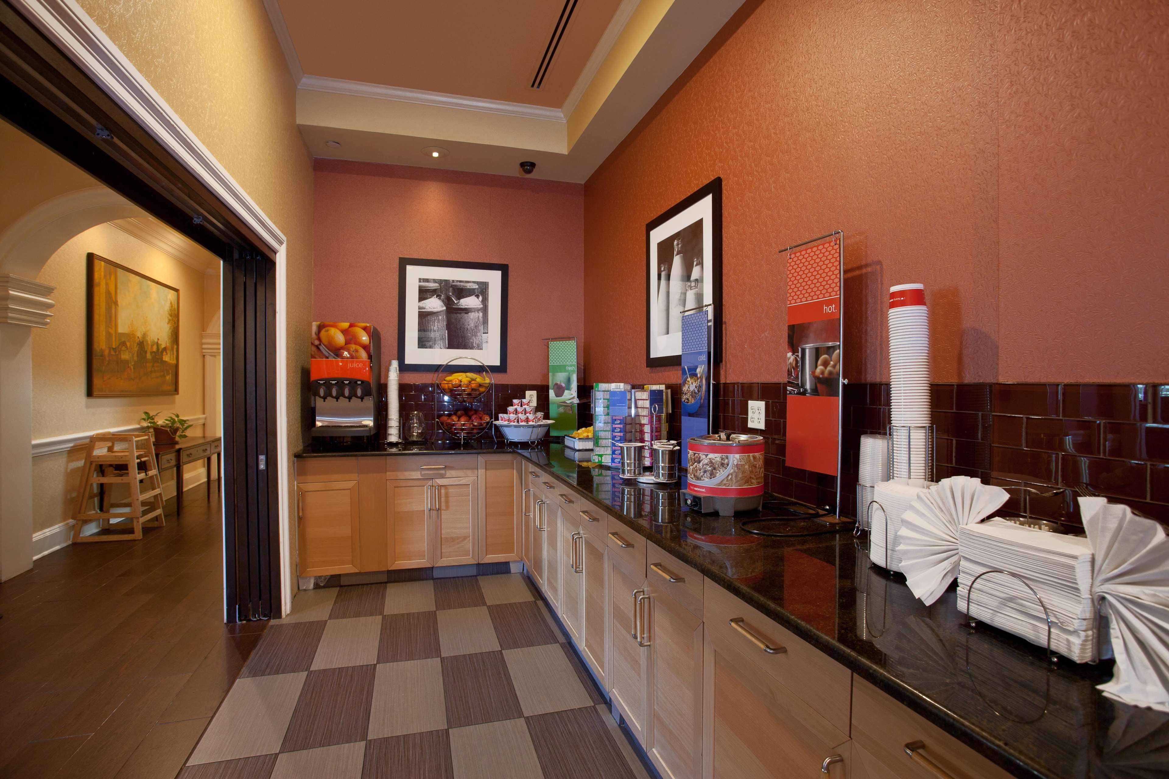Hampton Inn & Suites Stamford Bagian luar foto