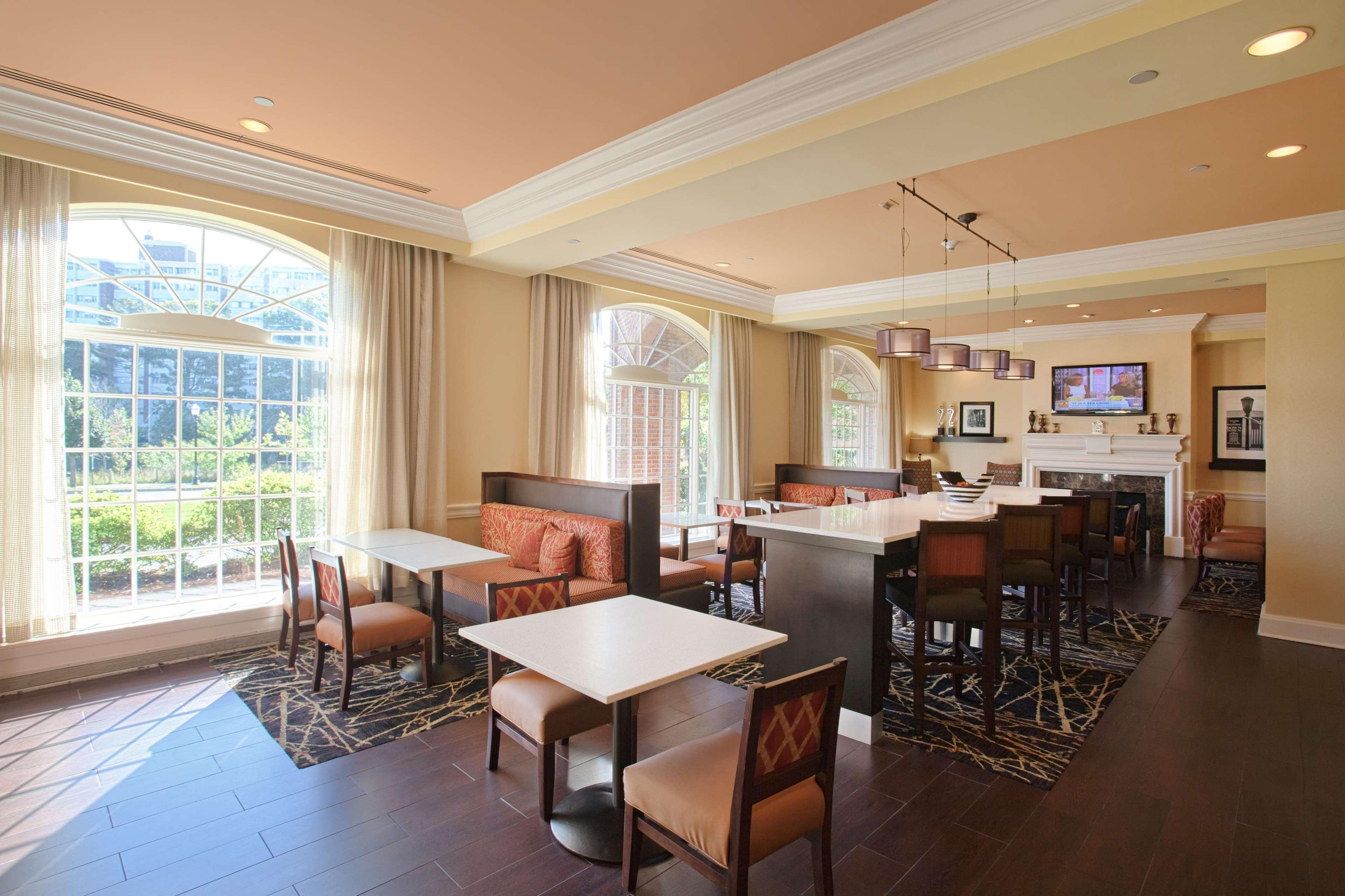 Hampton Inn & Suites Stamford Bagian luar foto