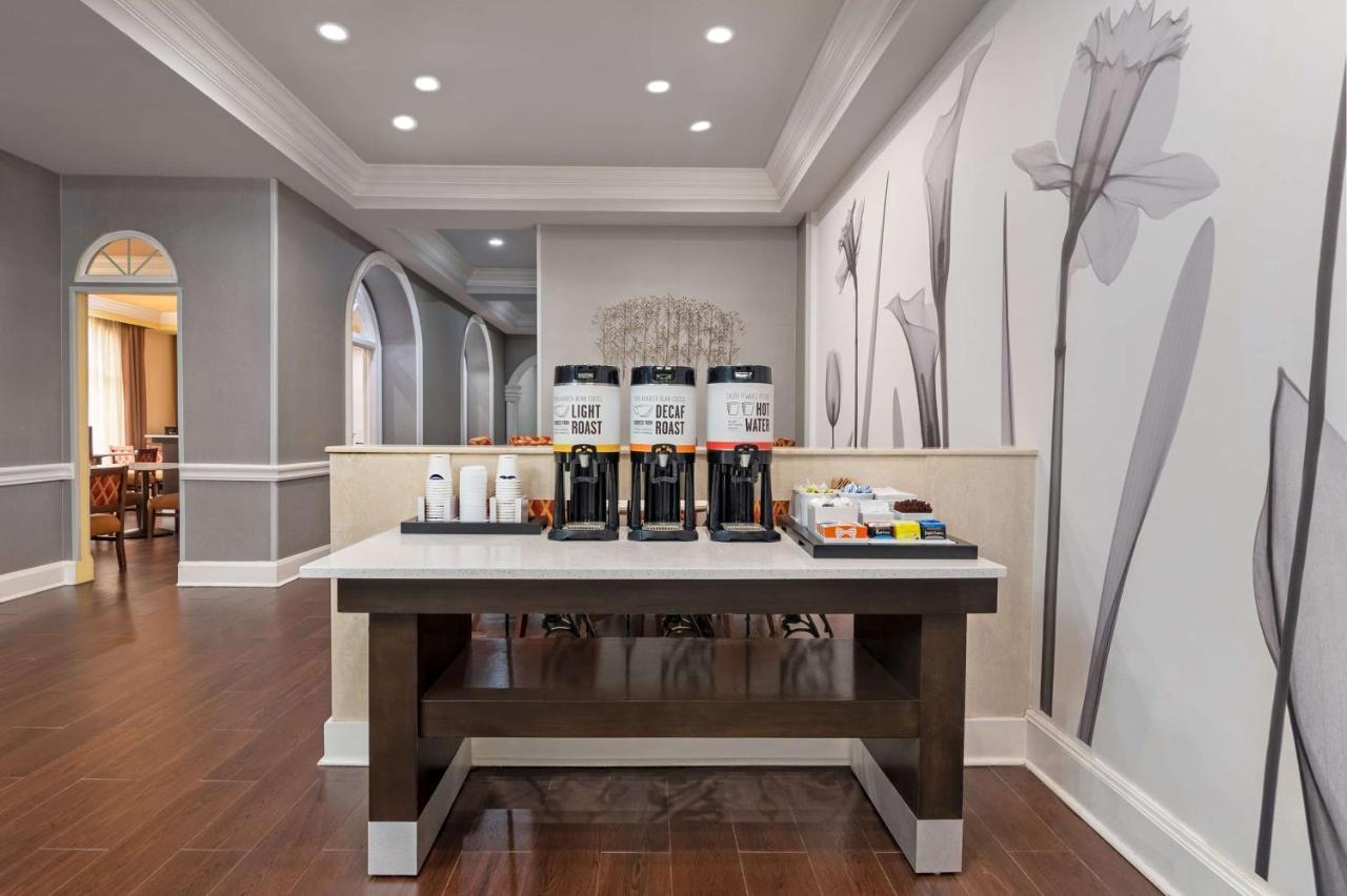Hampton Inn & Suites Stamford Bagian luar foto