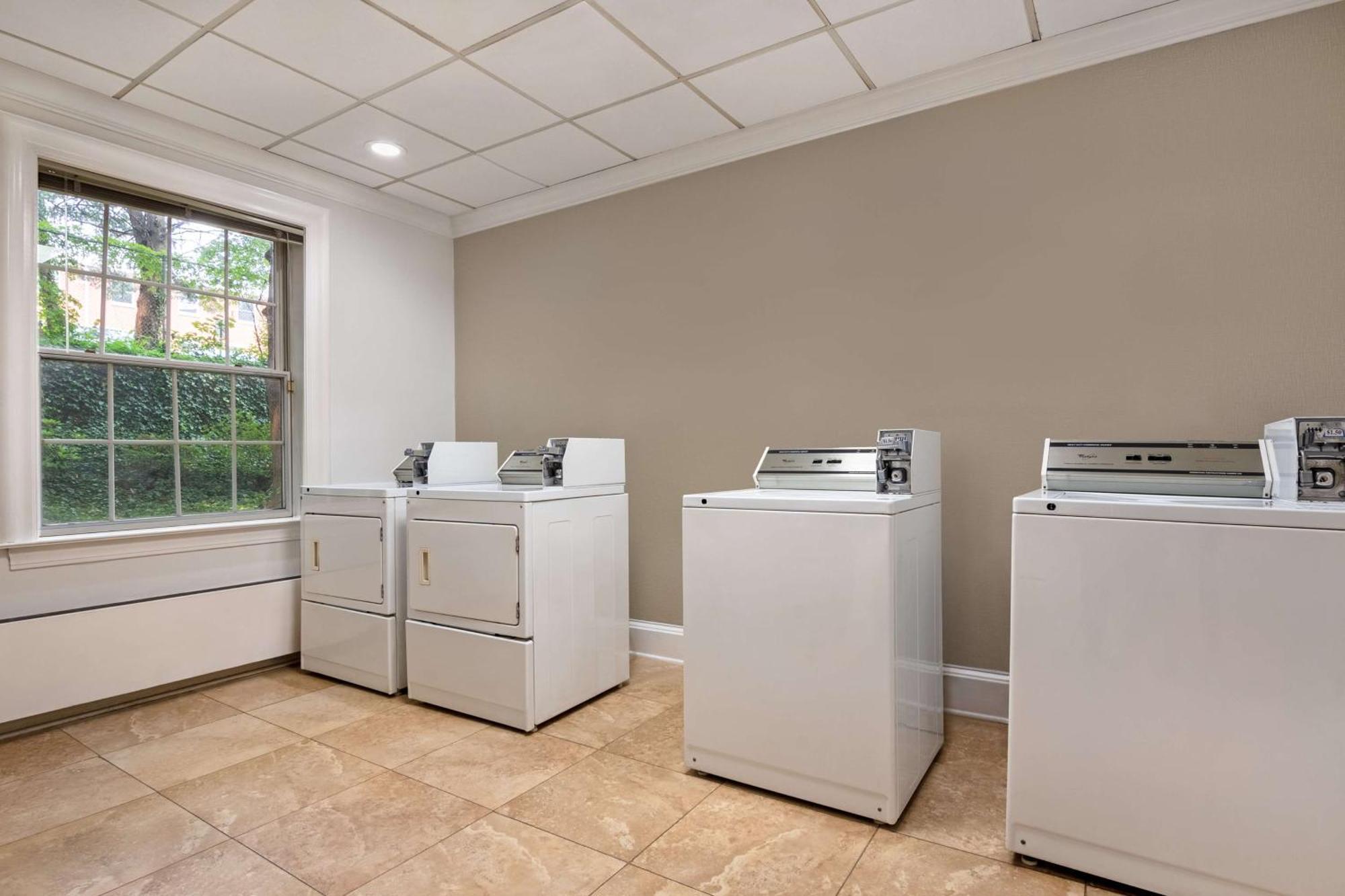 Hampton Inn & Suites Stamford Bagian luar foto