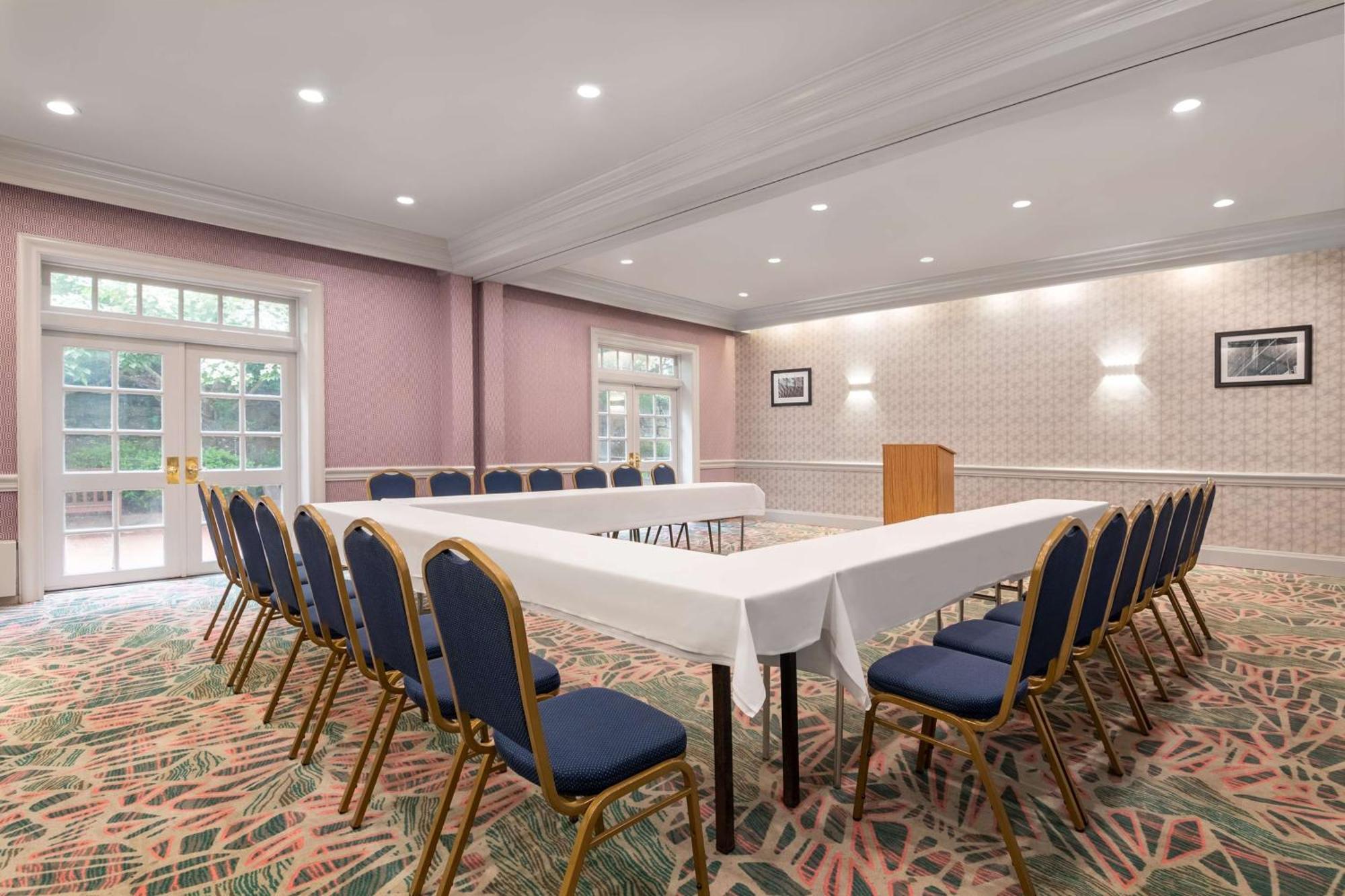 Hampton Inn & Suites Stamford Bagian luar foto